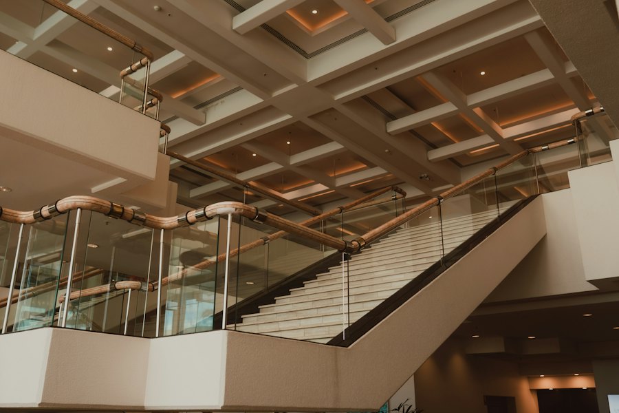Interior con barandas de vidrio y reflejos, espejos para gimnasio en Chile
