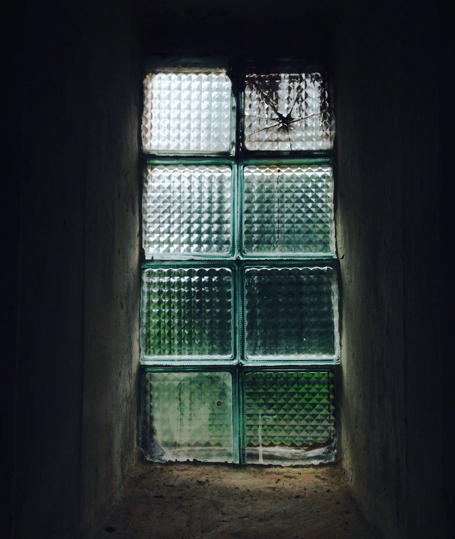 Ventana de bloques de vidrio con luz verde, vidrios para estufas y hornos en Chile