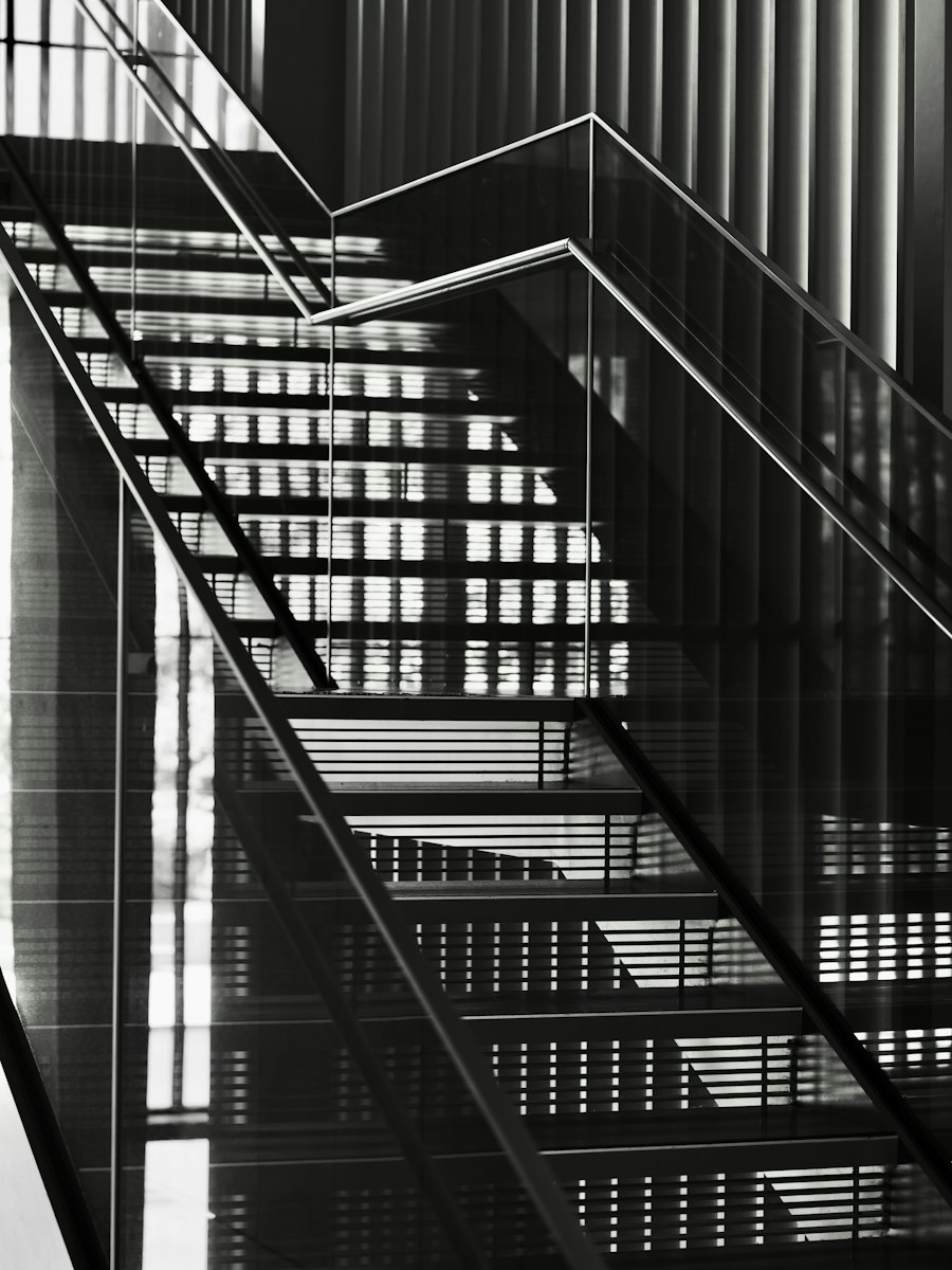 Escalera metálica con baranda de vidrio y sombras, barandas de escalera en Chile