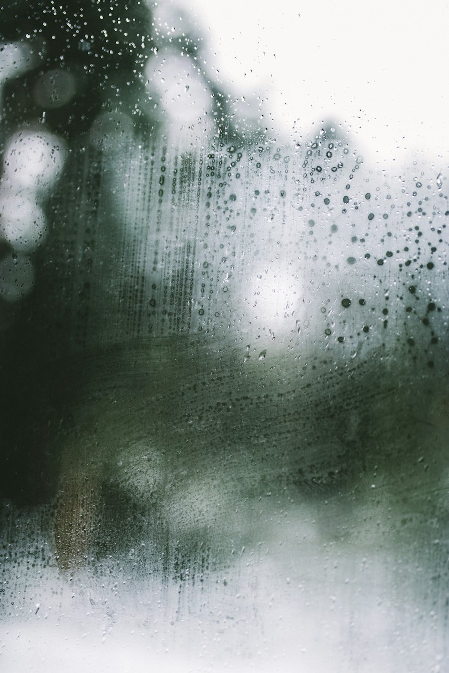 Ventana empañada con gotas de condensación, reposición de paño de termopanel en Chile Chico