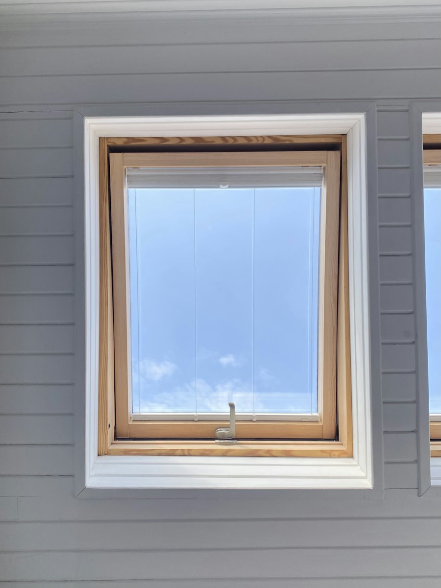 Ventana nueva instalada en una fachada clara, ventanas de PVC con termopanel en Chile Chico