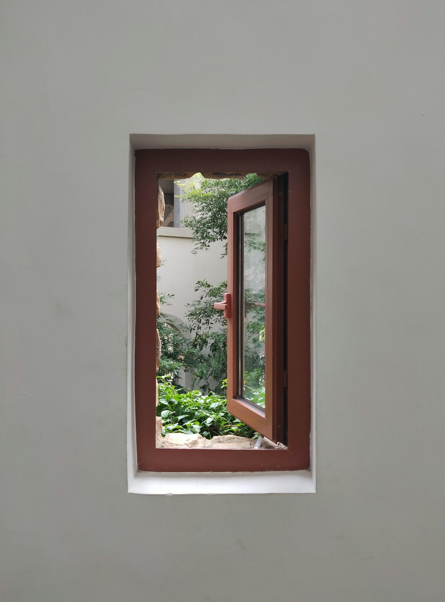 Ventana con marco de madera abierta, reparación de ventanas termopanel en Chile Chico