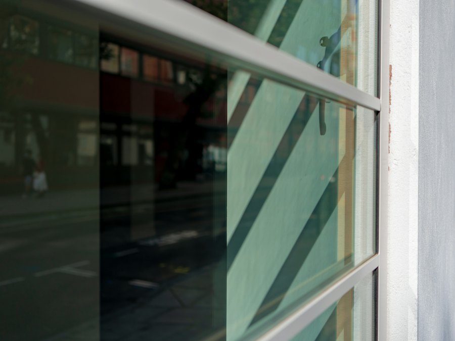 Ventana con el reflejo de la calle y el tráfico, termopanel acústico en Chile Chico