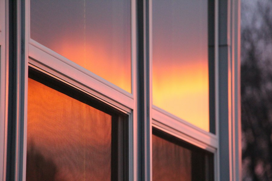 Ventanal con el reflejo del atardecer, termopanel para ventanales en Chile Chico