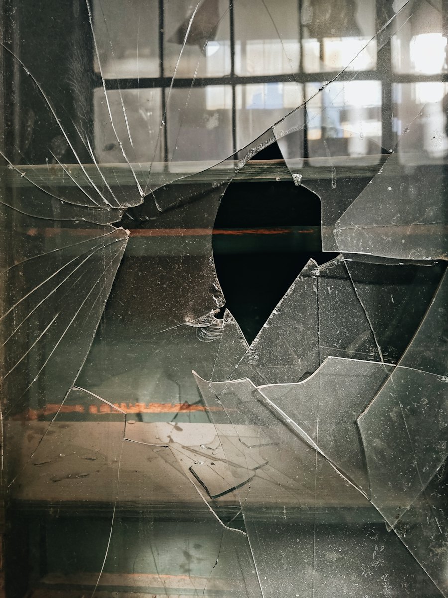 Vidrio roto en la ventana de un local, cambio de vidrios en Chillán