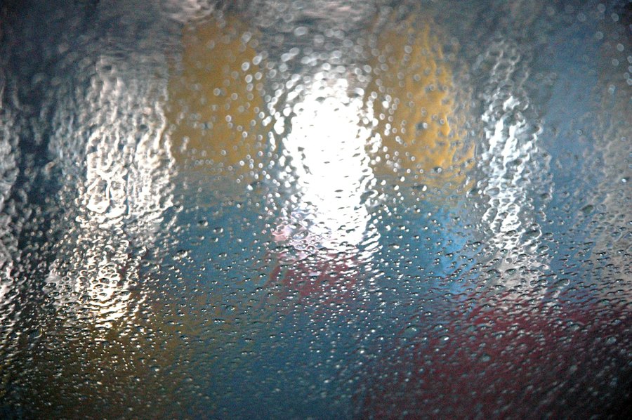 Vidrio texturizado con luces de fondo, cubiertas y repisas de vidrio templado en Chile